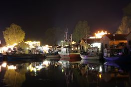 Freester Hafen nachts beim Fischerfest