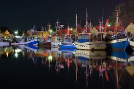 Freester Hafen nachts beim Fischerfest