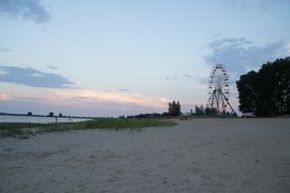 abendlicher Blick vom Strand auf das Riesenrad